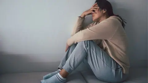 Depresyjna kobieta siedzi załamana