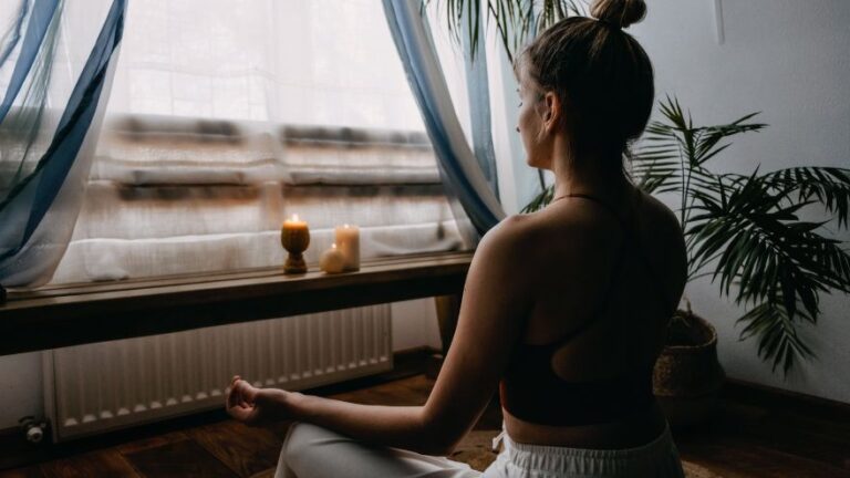 Medytacja na macie przed oknem
